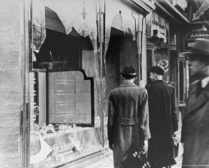 Il giorno dopo la Kristallnacht © PD at National Archives and Records Administration