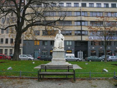 Robert Koch Platz © CC BY-SA 3.0 Fridolin freudenfett (Peter Kuley) WC