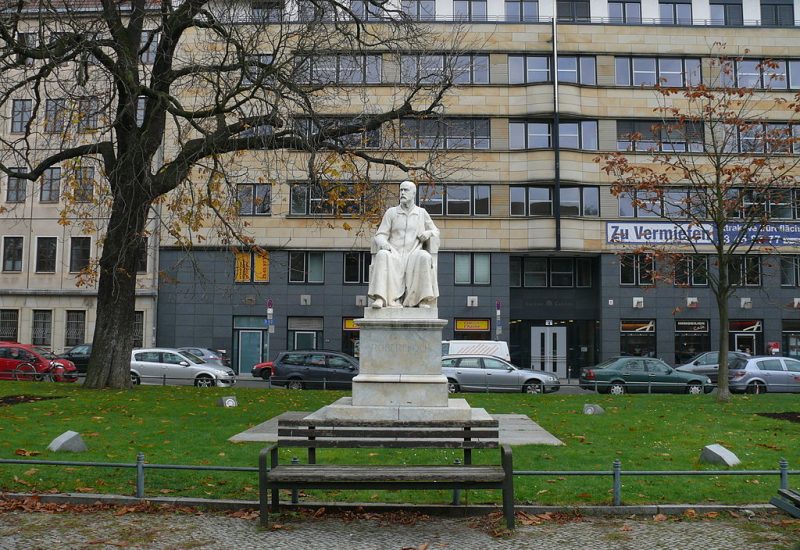 Robert Koch Platz © CC BY-SA 3.0 Fridolin freudenfett (Peter Kuley) WC