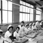 Lavoratrici italiane in una fabbrica di cioccolato a Colonia © Bundesarkiv-B-145-Bild-F013093-0001-Rolf Unterberg-©-CC-BY-SA-3.0
