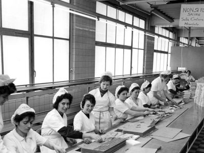 Lavoratrici italiane in una fabbrica di cioccolato a Colonia © Bundesarkiv-B-145-Bild-F013093-0001-Rolf Unterberg-©-CC-BY-SA-3.0