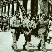 Partigiani sfilano per le strade di Milano